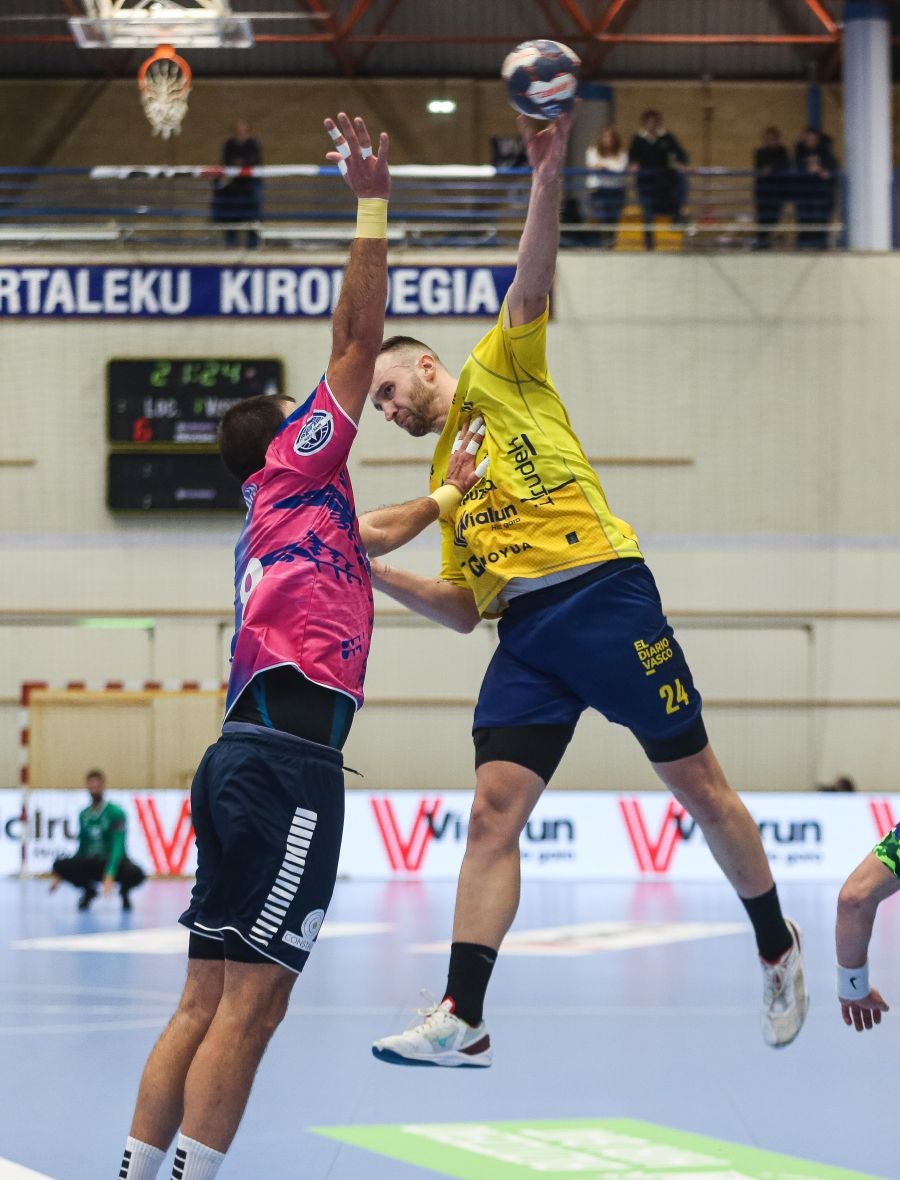 Fotos: El Bidasoa Irun reacciona tras el descanso y derrota al Motor Zaporozhye