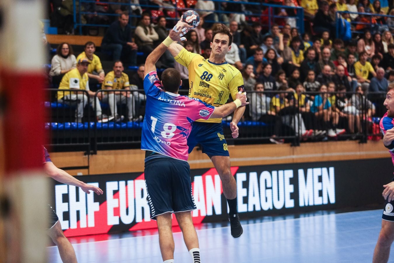 Fotos: El Bidasoa Irun reacciona tras el descanso y derrota al Motor Zaporozhye