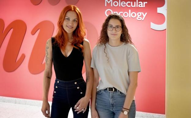 Sara García Alonso y Laura de la Puente, investigadoras del Centro Nacional de Investigaciones Oncológicas. (CNIO).