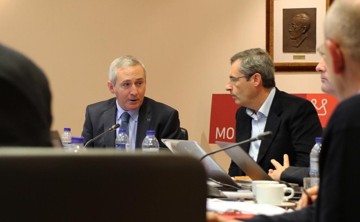 El diputado general de Gipuzkoa, Markel Olano, en una reunión con el presidente de Mondragon, Iñigo Ucín.