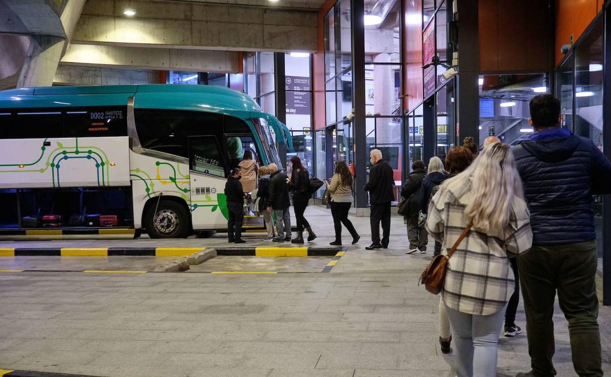 Varios pasajeros se suben a un autobús en la estación de San Sebastián. 
