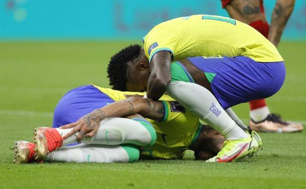 Vinicius consuela a Neymar tras sufrir la entrada.