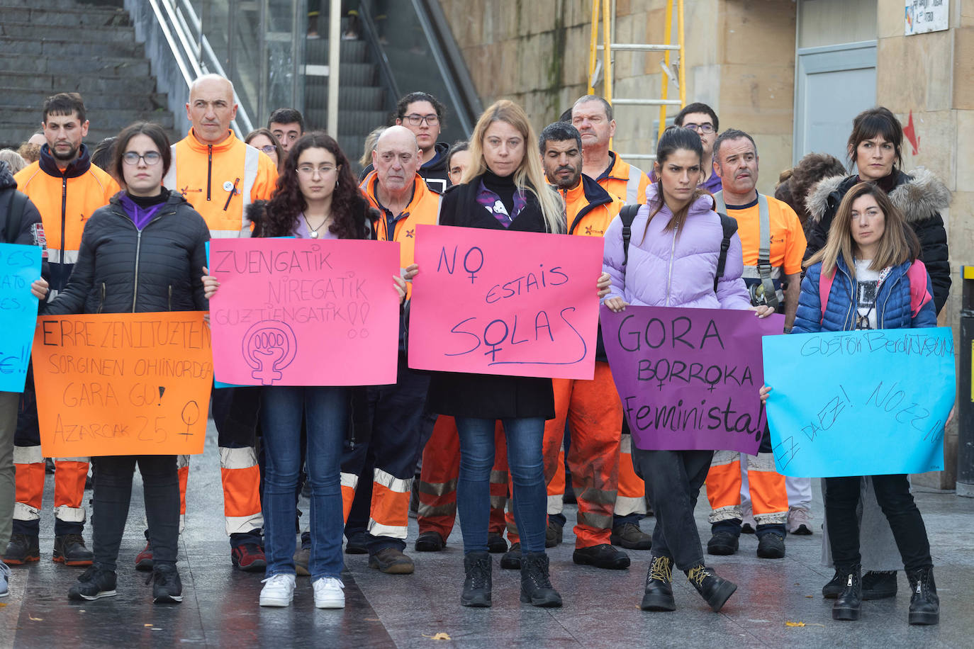 Concentración en Eibar junto a las gradas de la plaza Unzaga.