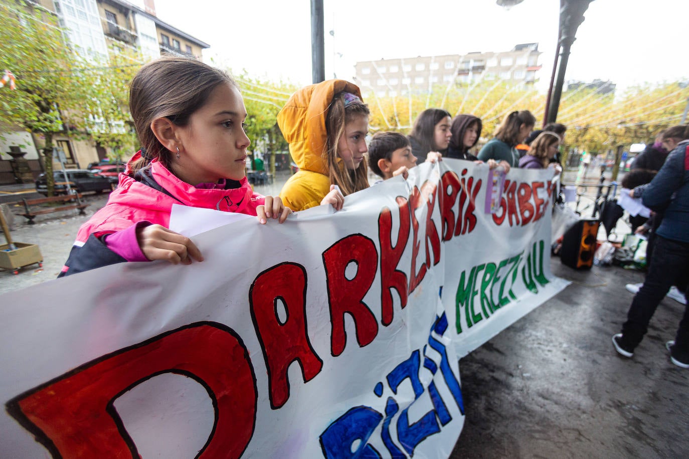 Concentración de alumnos de Secundaria de la escuela pública en la plaza del Ensanche en Irun.