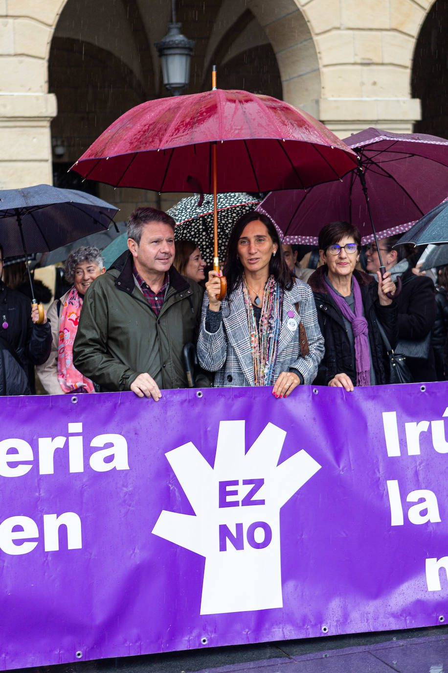 Concentración en la plaza San Juan de Irun, frente al Ayuntamiento, con el alcalde José Antonio Santano. 
