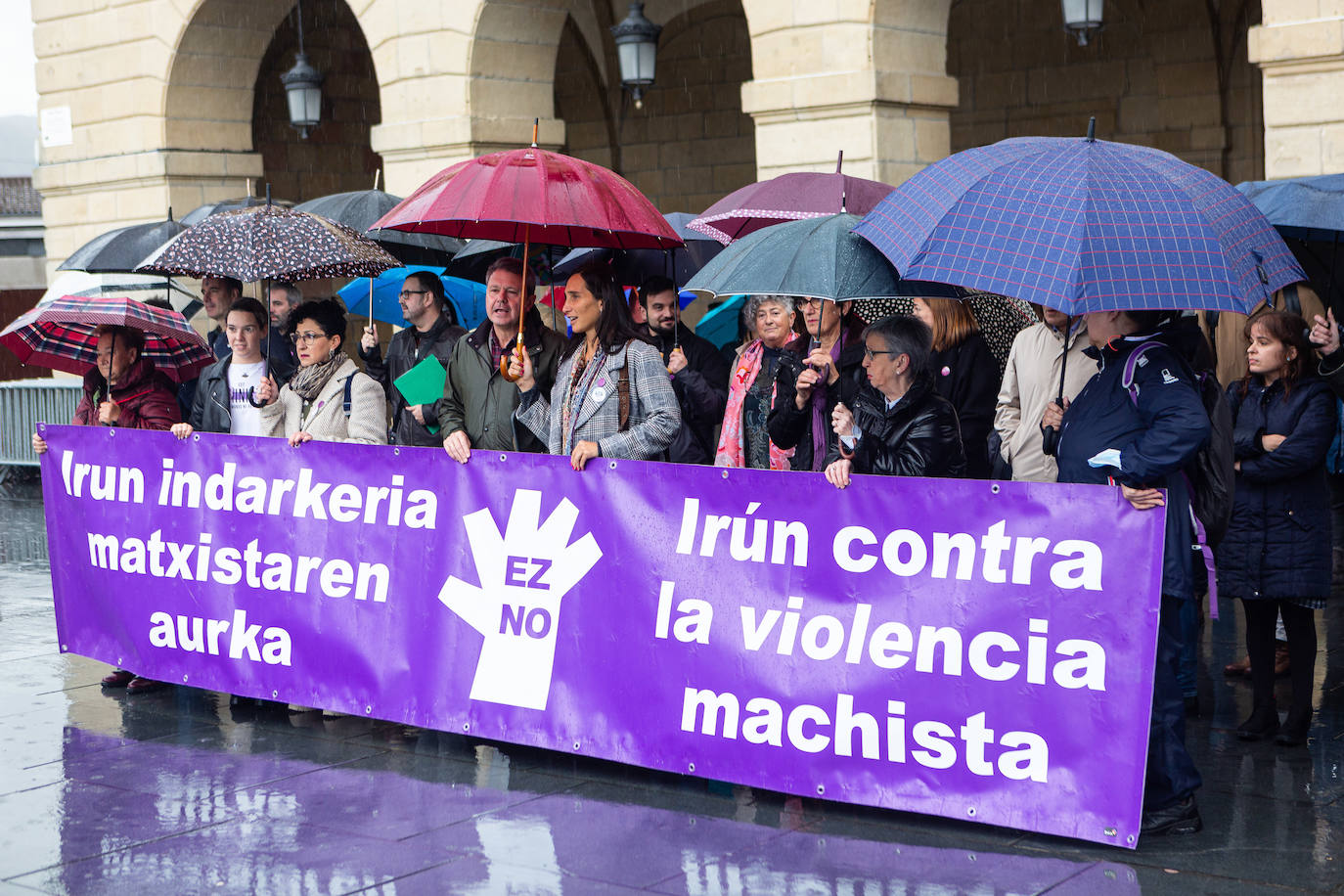 Concentración en la plaza San Juan de Irun, frente al Ayuntamiento. 