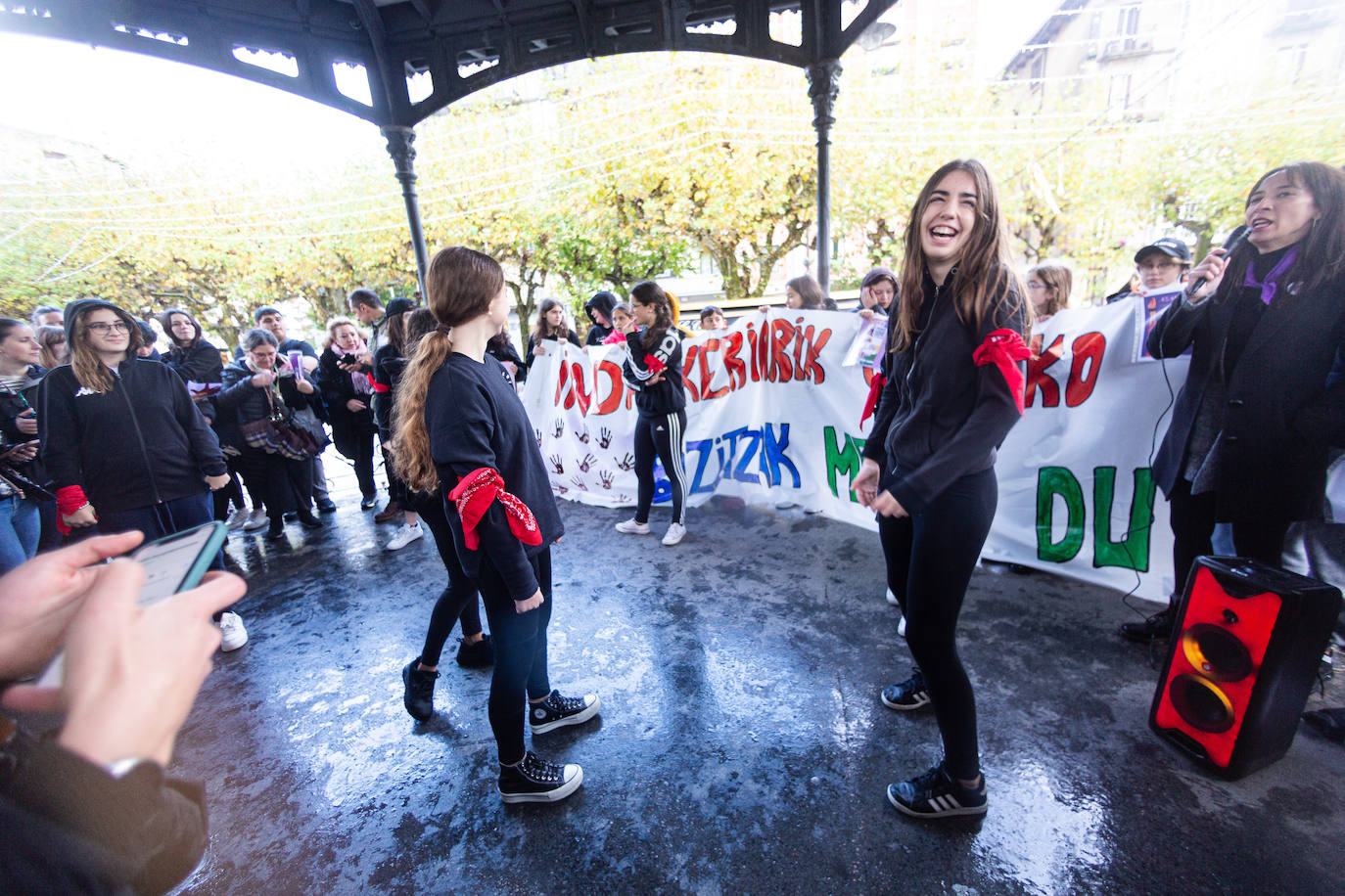 Concentración de alumnos de Secundaria de la escuela pública en la plaza del Ensanche en Irun.