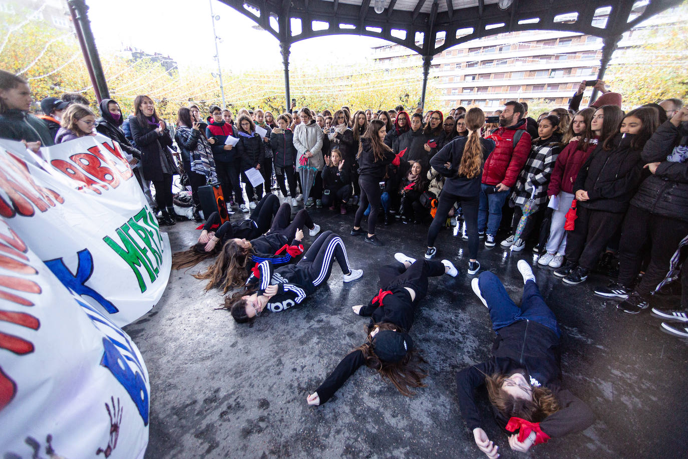 Concentración de alumnos de Secundaria de la escuela pública en la plaza del Ensanche en Irun.