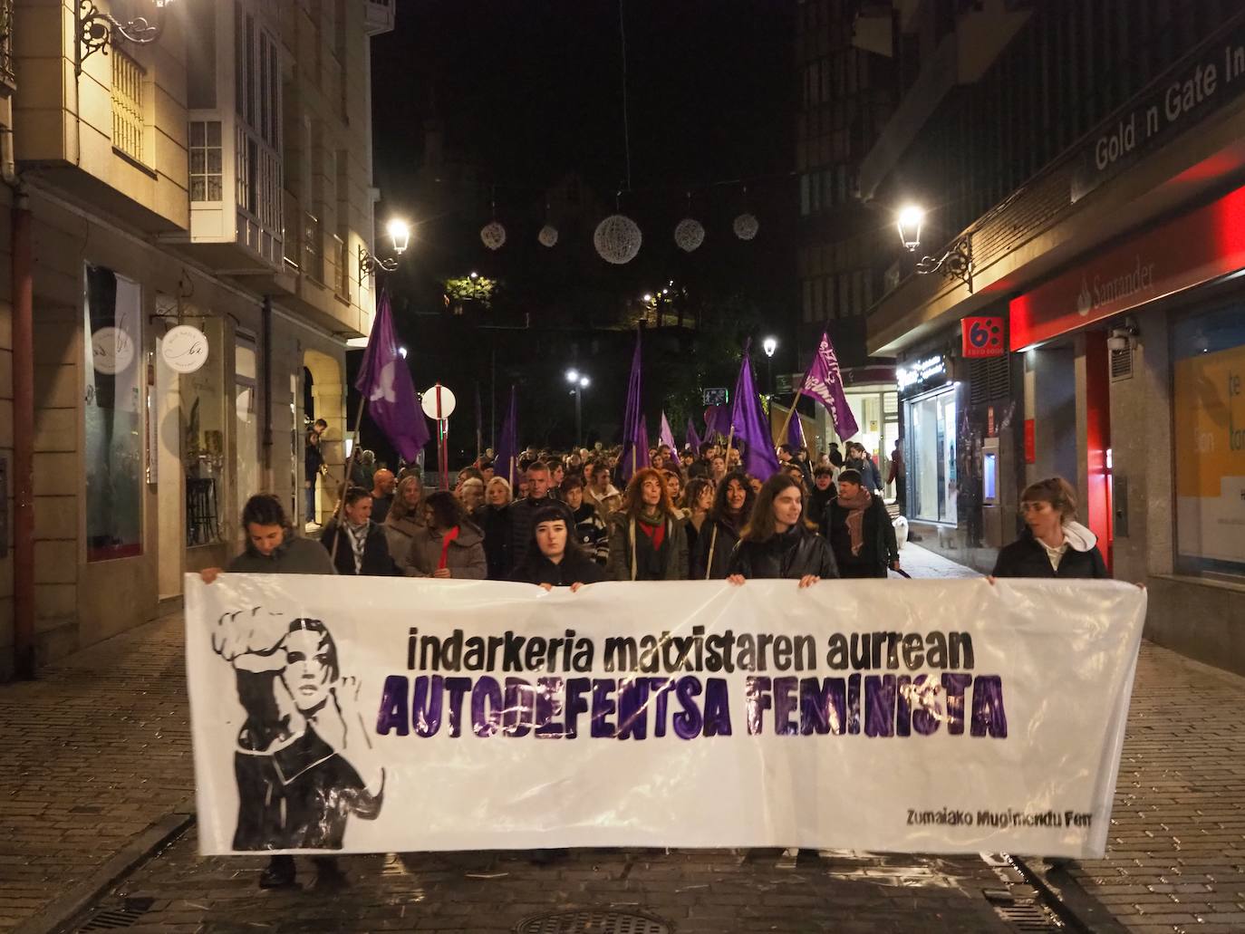 Manifestación por las calles de Zumaia. 