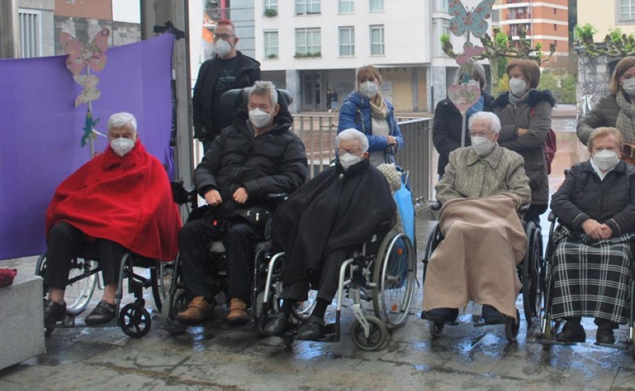 Miembros de la EPA y residentes de la Residencia Santiago participaron en el acto. 