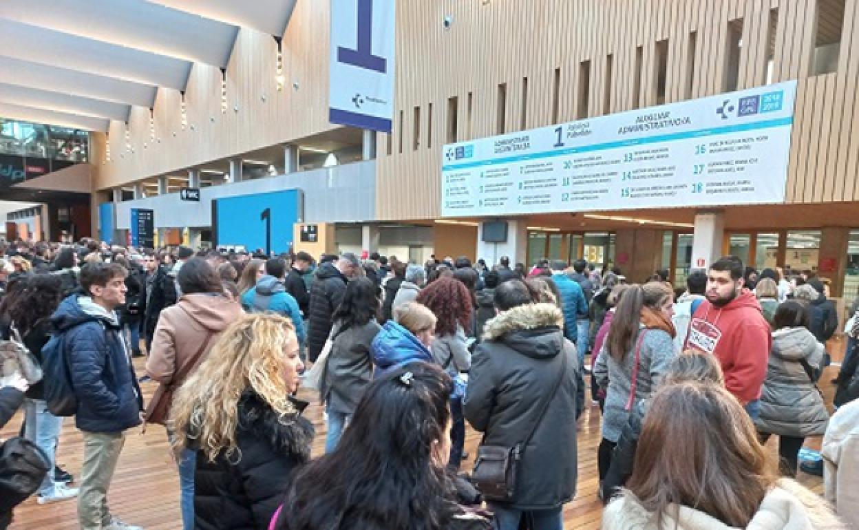 es de personas esperan para acceder a la prueba que comenzó a las 09.30 horas 