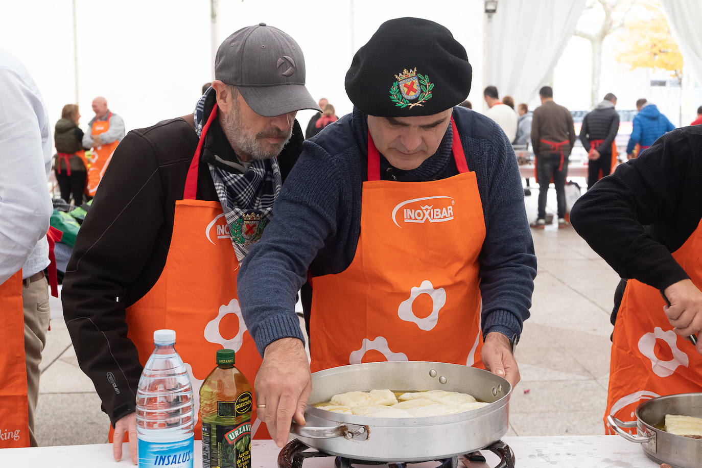Foto de familia con los participantes y ganadores del Concurso de Bacalao de Eibar. 