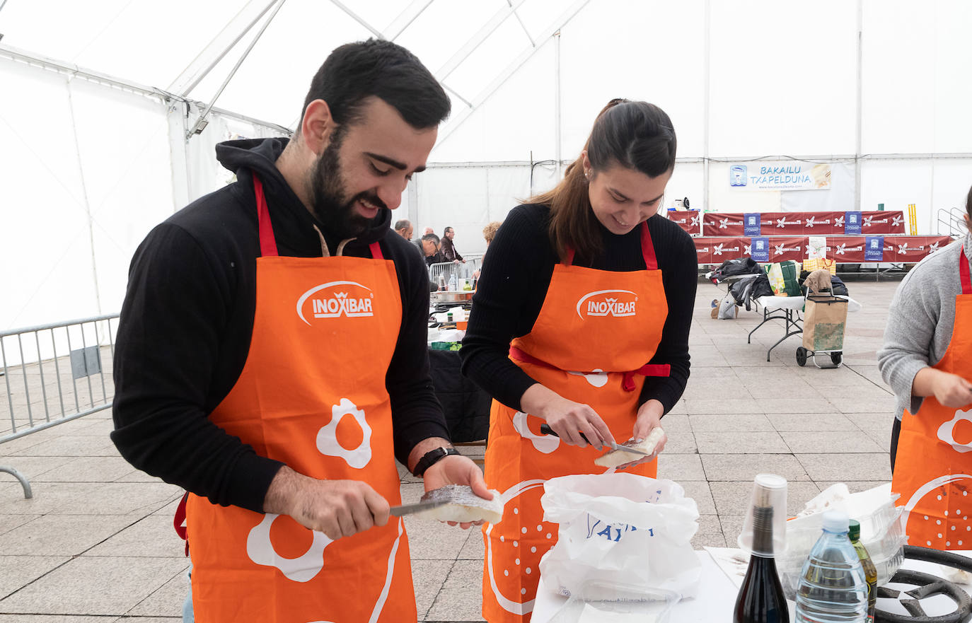 Foto de familia con los participantes y ganadores del Concurso de Bacalao de Eibar. 