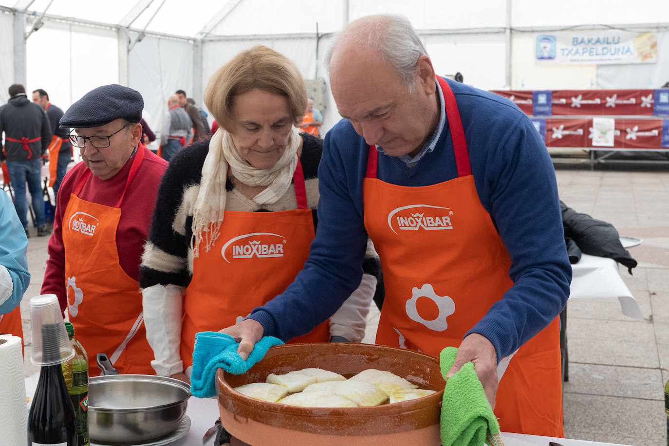 Foto de familia con los participantes y ganadores del Concurso de Bacalao de Eibar. 
