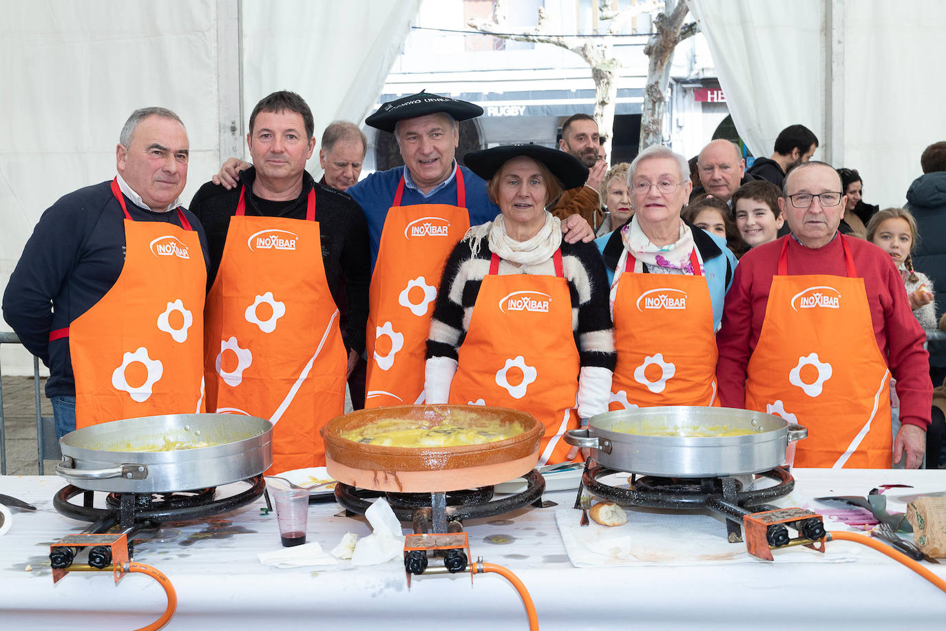 Foto de familia con los participantes y ganadores del Concurso de Bacalao de Eibar. 