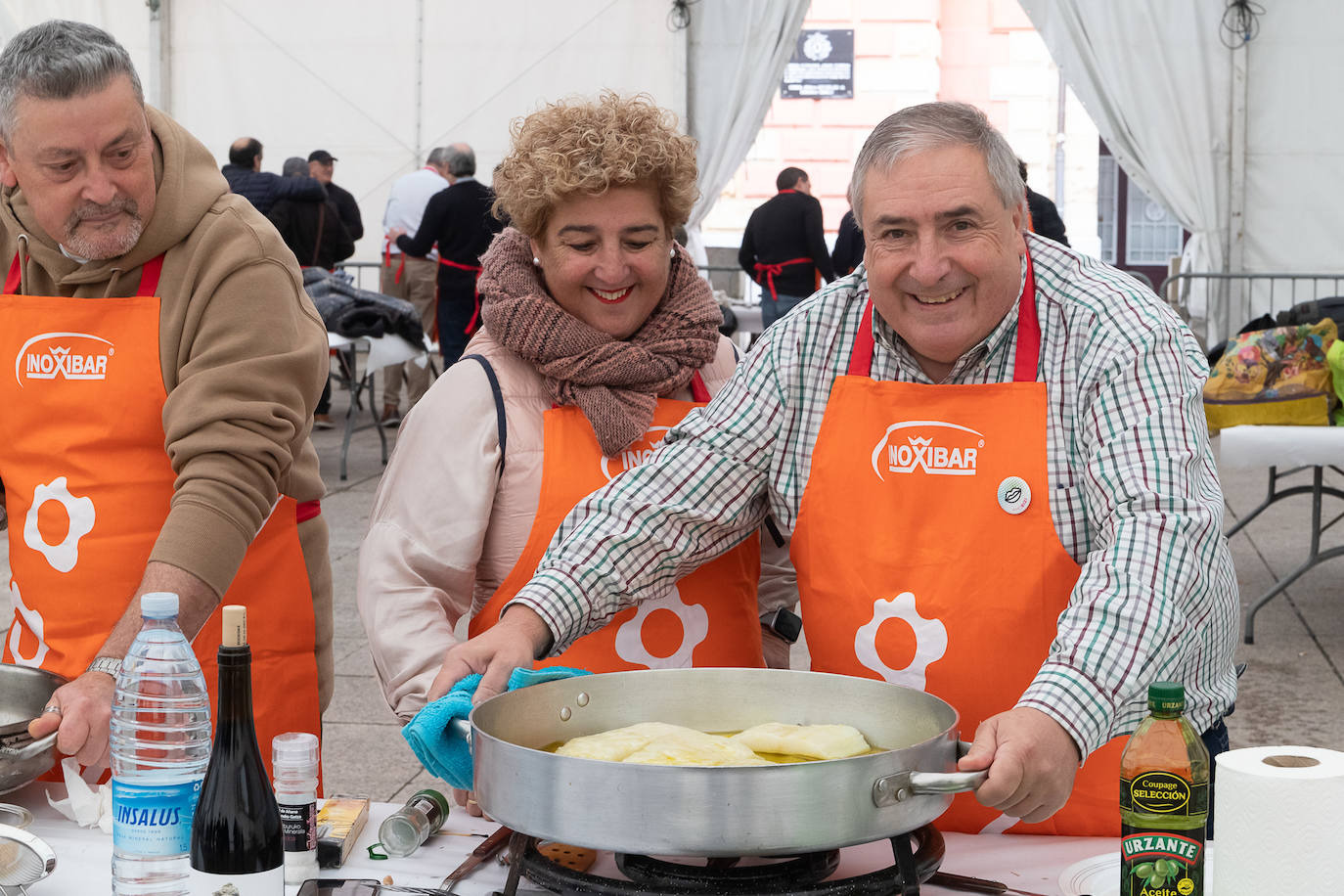 Foto de familia con los participantes y ganadores del Concurso de Bacalao de Eibar. 