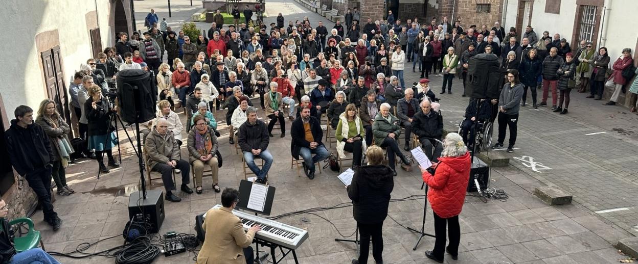 Un momento del acto de homenaje a la Red Álava, celebrado ayer en Elizondo. 