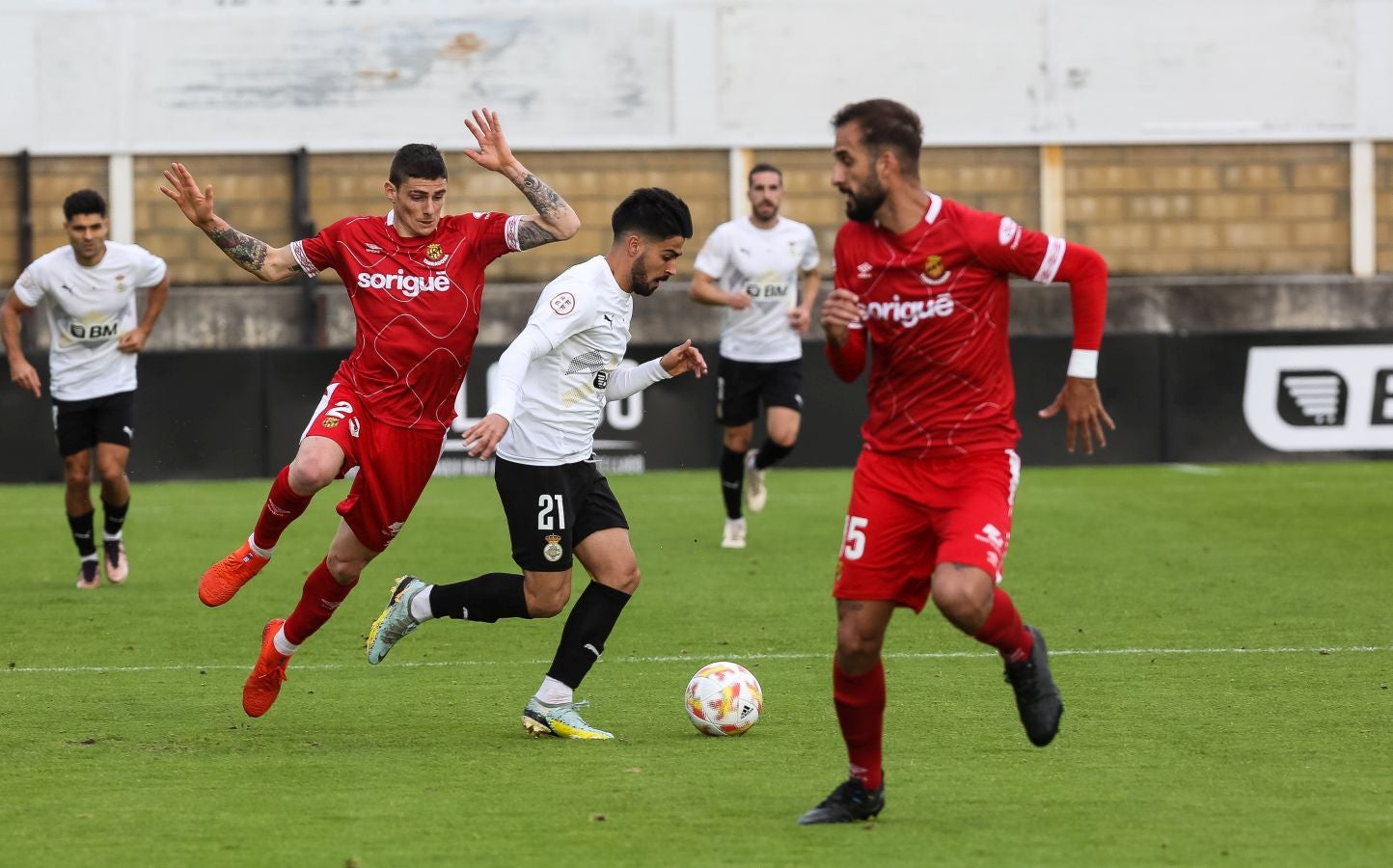 El conjunto irundarra, que fue perdiendo 0-3, logró recortar distancias en la segunda mitad y estuvo cerca de salvar un punto. 