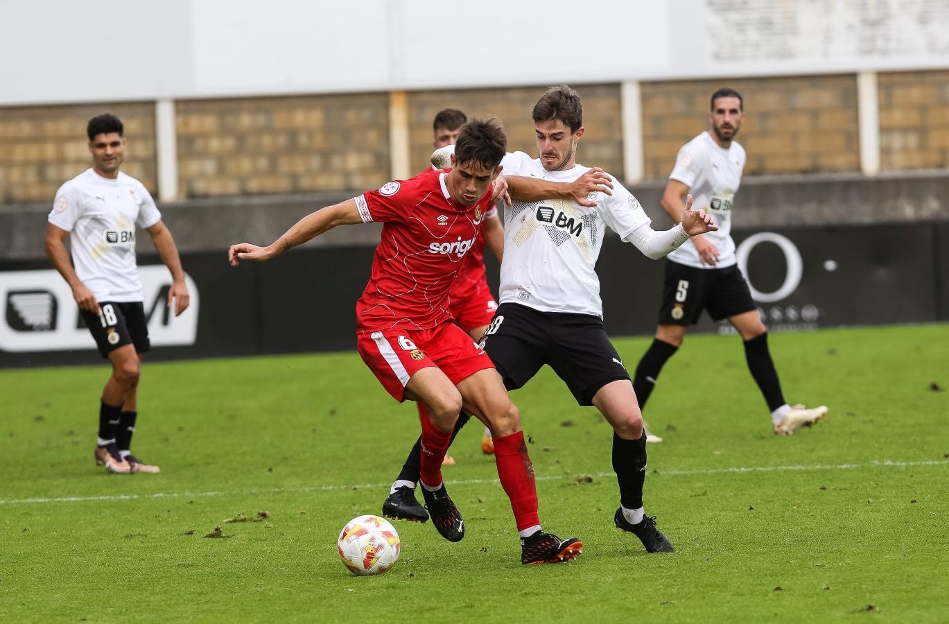 El conjunto irundarra, que fue perdiendo 0-3, logró recortar distancias en la segunda mitad y estuvo cerca de salvar un punto. 