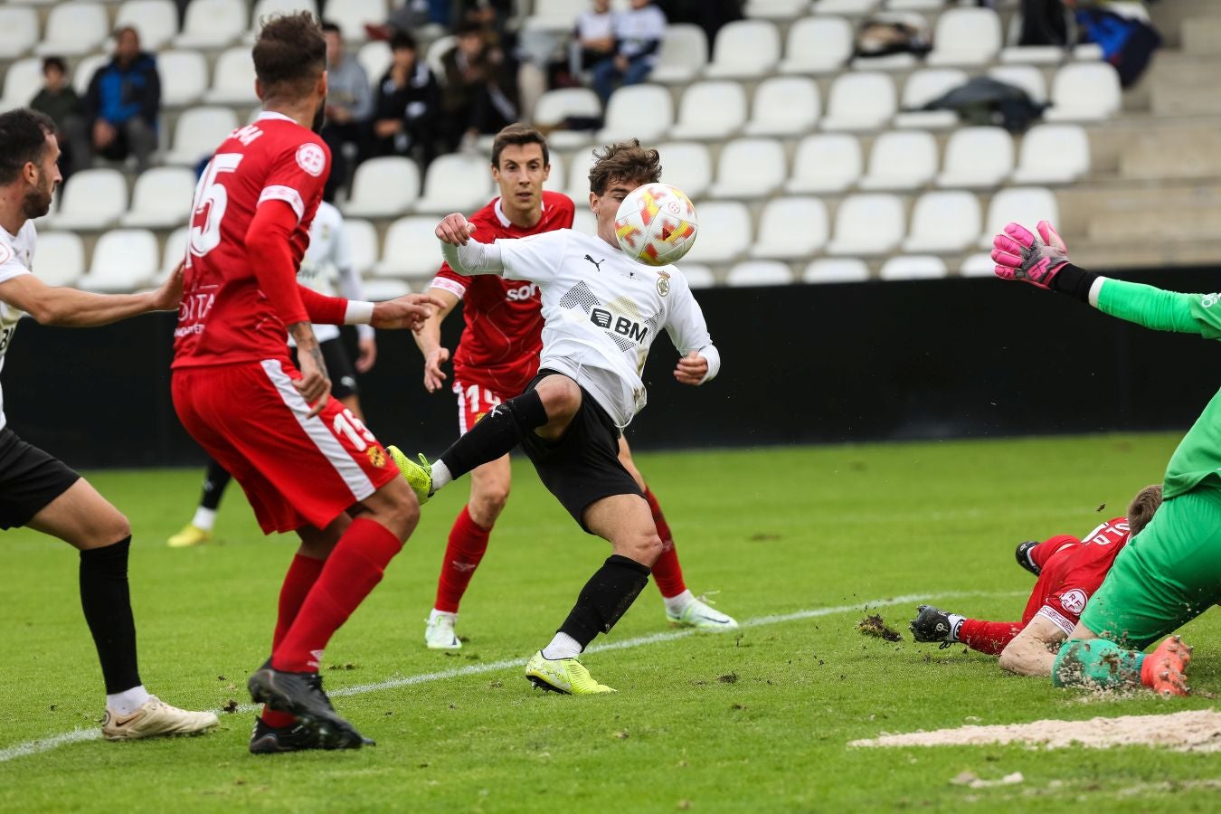 El conjunto irundarra, que fue perdiendo 0-3, logró recortar distancias en la segunda mitad y estuvo cerca de salvar un punto. 