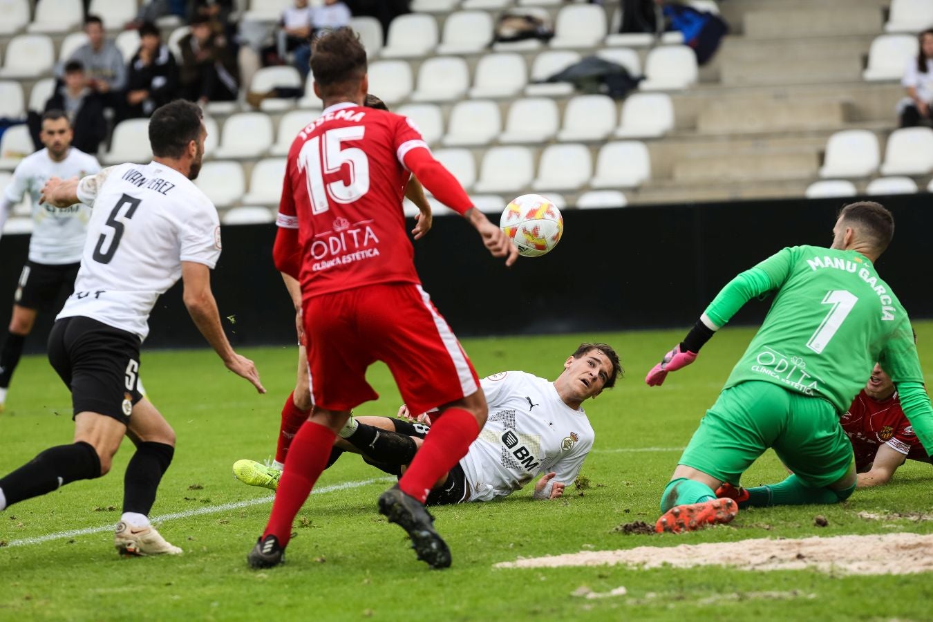 El conjunto irundarra, que fue perdiendo 0-3, logró recortar distancias en la segunda mitad y estuvo cerca de salvar un punto. 