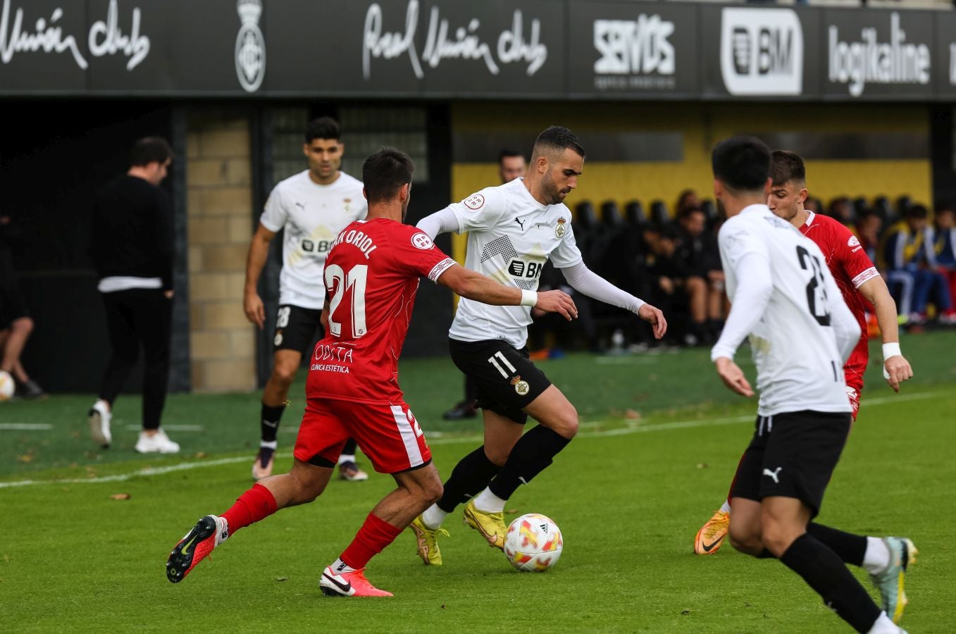 El conjunto irundarra, que fue perdiendo 0-3, logró recortar distancias en la segunda mitad y estuvo cerca de salvar un punto. 