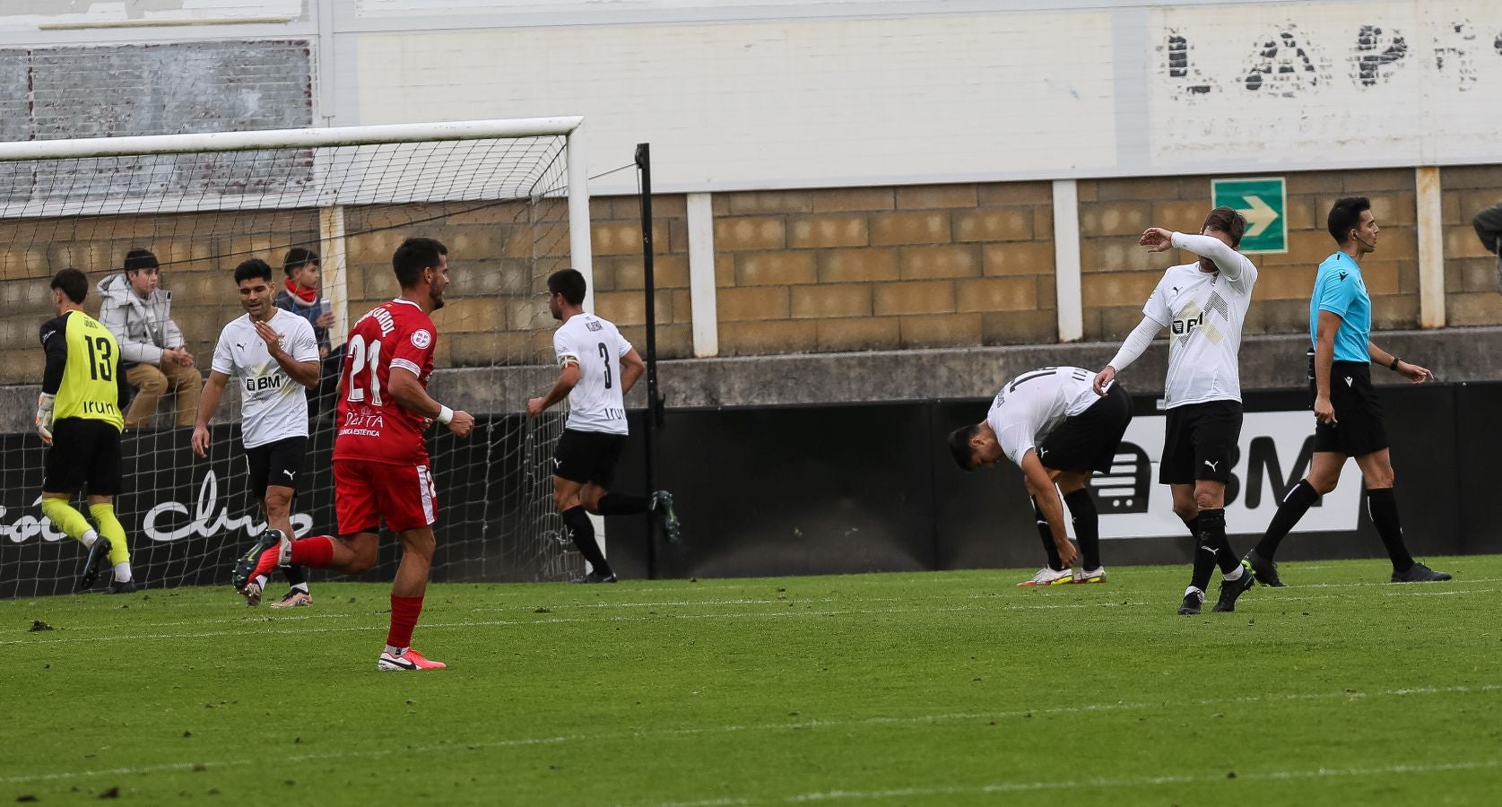 El conjunto irundarra, que fue perdiendo 0-3, logró recortar distancias en la segunda mitad y estuvo cerca de salvar un punto. 