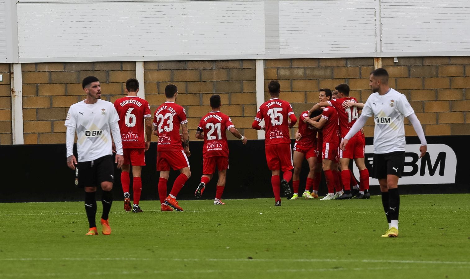El conjunto irundarra, que fue perdiendo 0-3, logró recortar distancias en la segunda mitad y estuvo cerca de salvar un punto. 