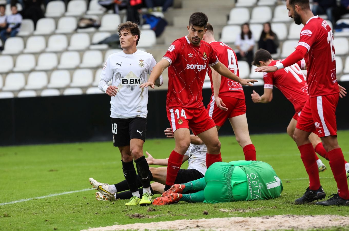 El conjunto irundarra, que fue perdiendo 0-3, logró recortar distancias en la segunda mitad y estuvo cerca de salvar un punto. 