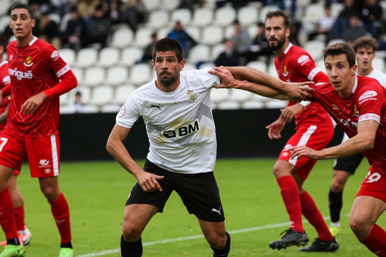 El conjunto irundarra, que fue perdiendo 0-3, logró recortar distancias en la segunda mitad y estuvo cerca de salvar un punto. 