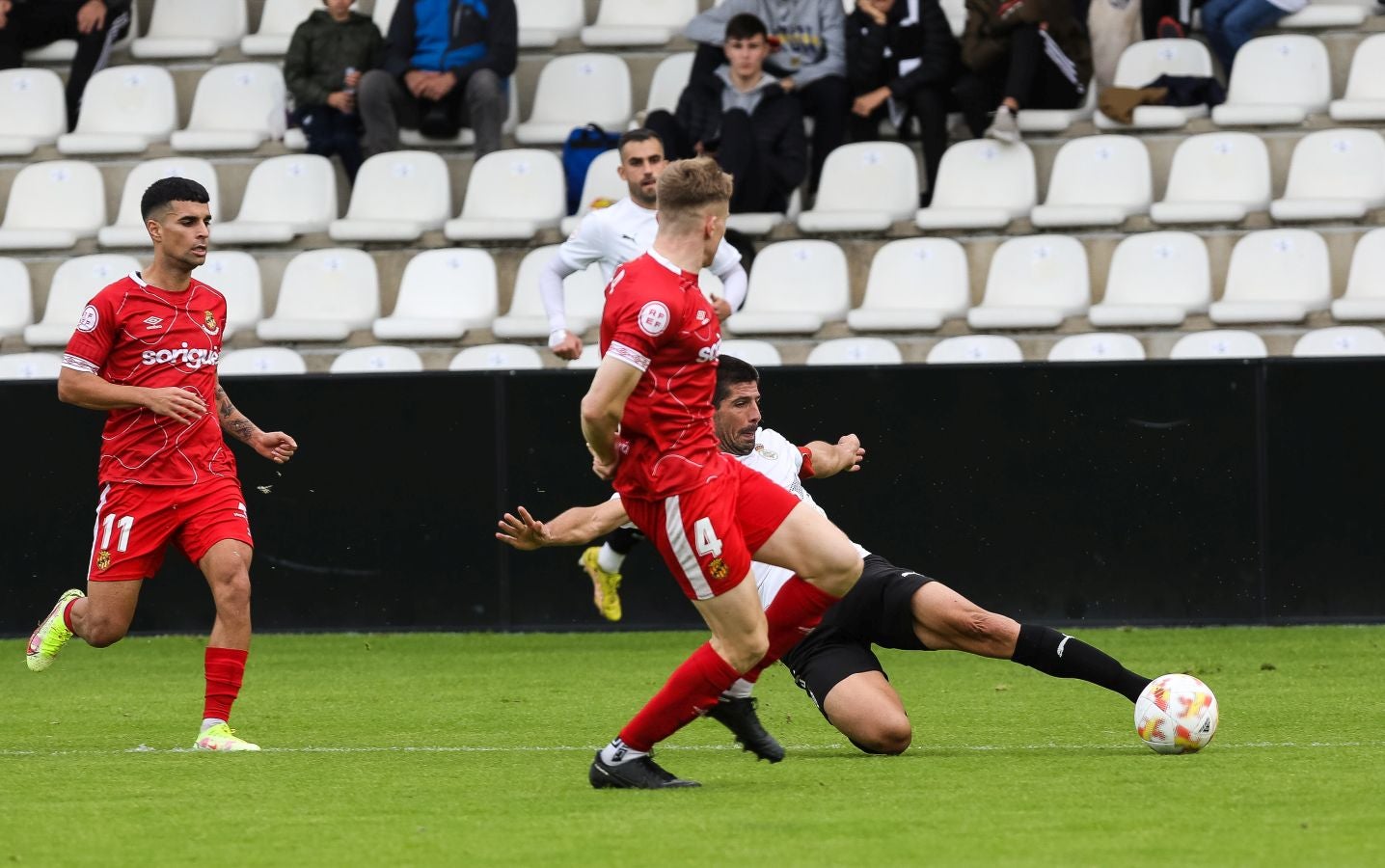 El conjunto irundarra, que fue perdiendo 0-3, logró recortar distancias en la segunda mitad y estuvo cerca de salvar un punto. 