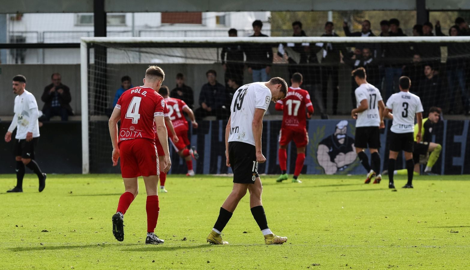 El conjunto irundarra, que fue perdiendo 0-3, logró recortar distancias en la segunda mitad y estuvo cerca de salvar un punto. 