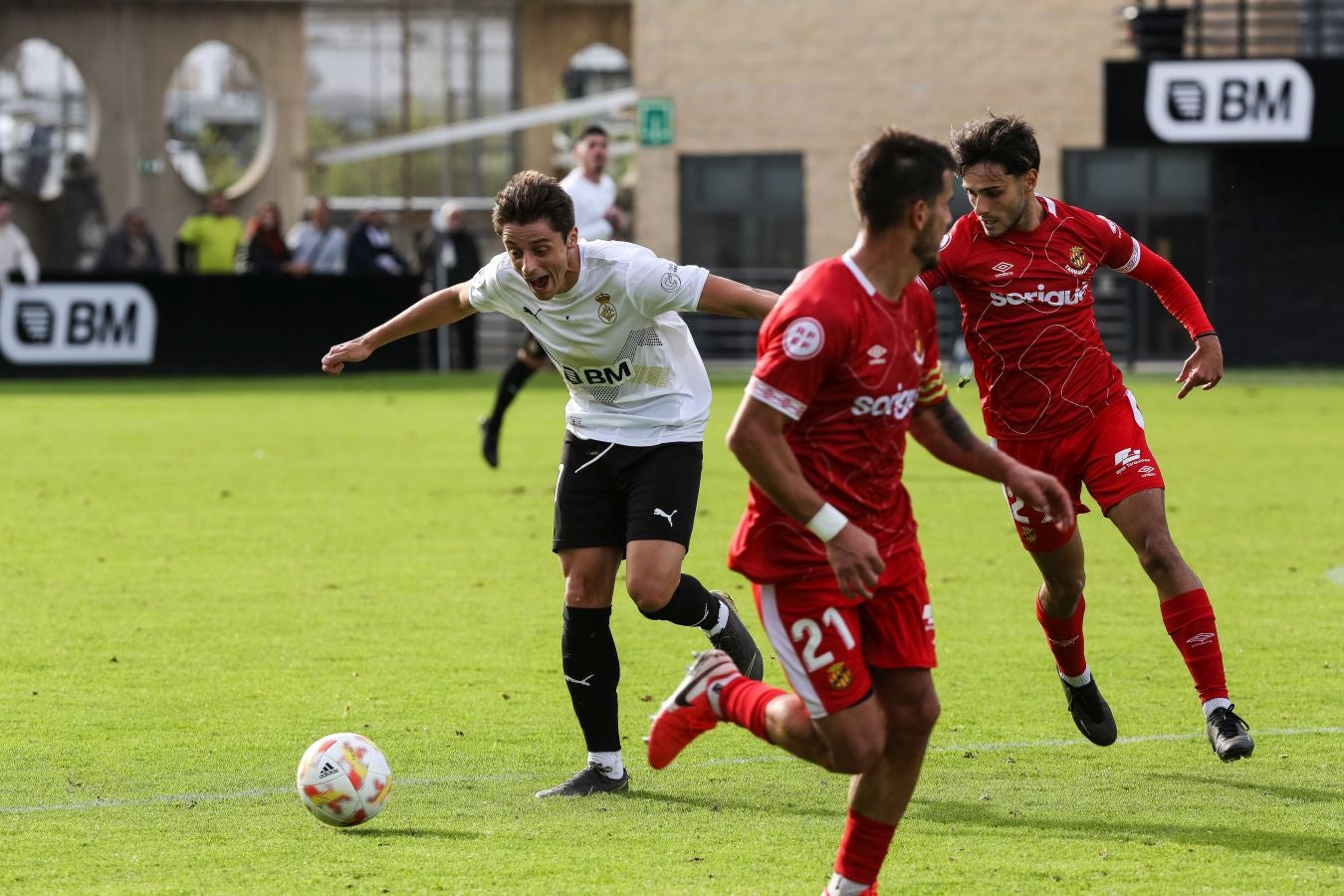 El conjunto irundarra, que fue perdiendo 0-3, logró recortar distancias en la segunda mitad y estuvo cerca de salvar un punto. 