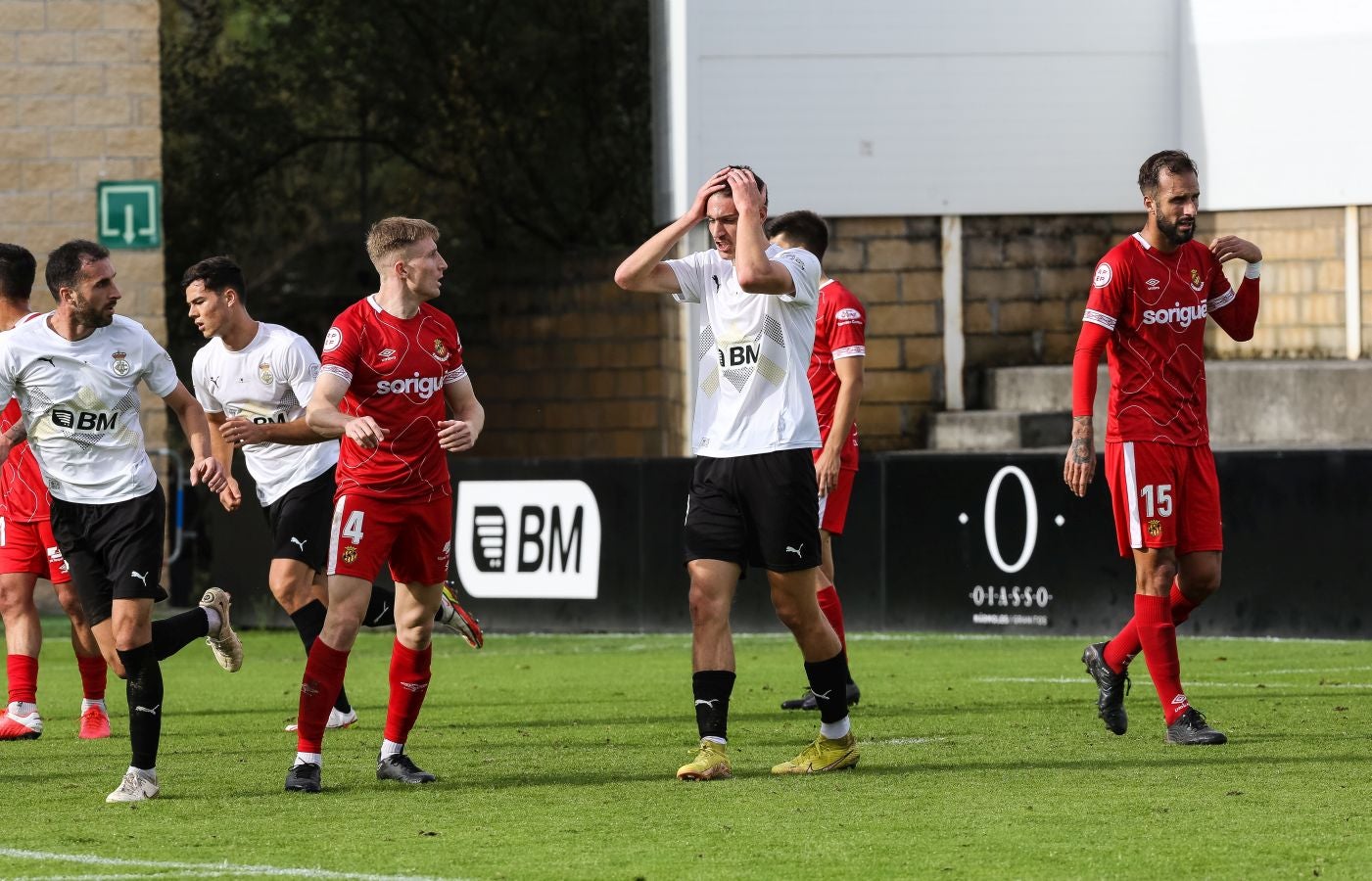 El conjunto irundarra, que fue perdiendo 0-3, logró recortar distancias en la segunda mitad y estuvo cerca de salvar un punto. 