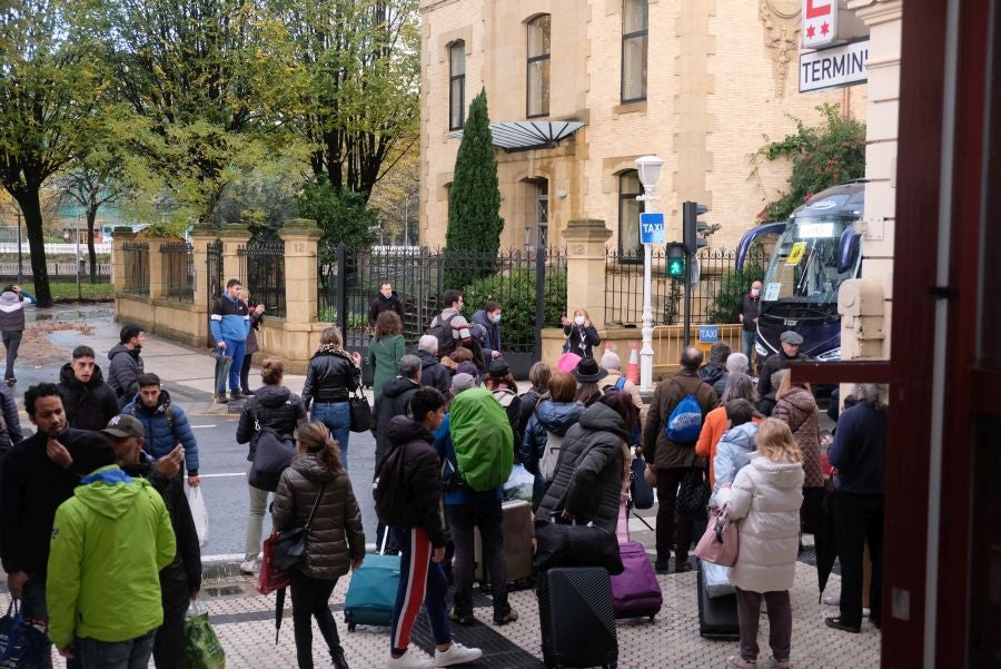 Fotos: Centenares de afectados por la suspensión de trenes entre Irun y Andoain