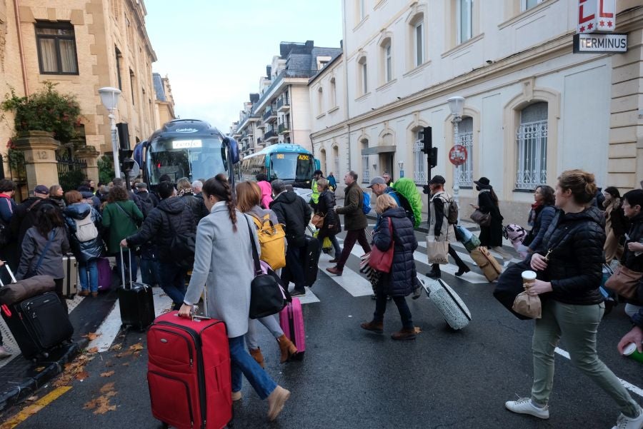 Fotos: Centenares de afectados por la suspensión de trenes entre Irun y Andoain