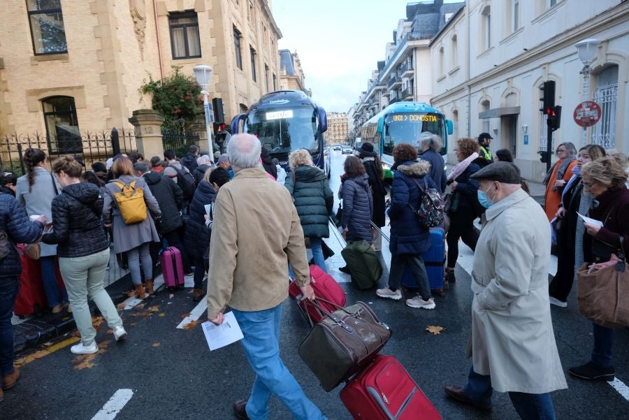 Fotos: Centenares de afectados por la suspensión de trenes entre Irun y Andoain