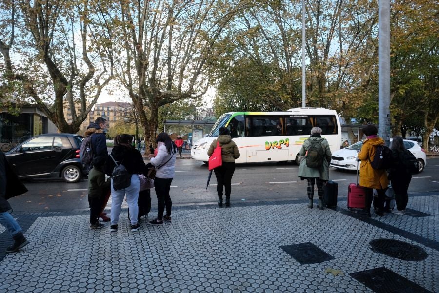 Fotos: Centenares de afectados por la suspensión de trenes entre Irun y Andoain