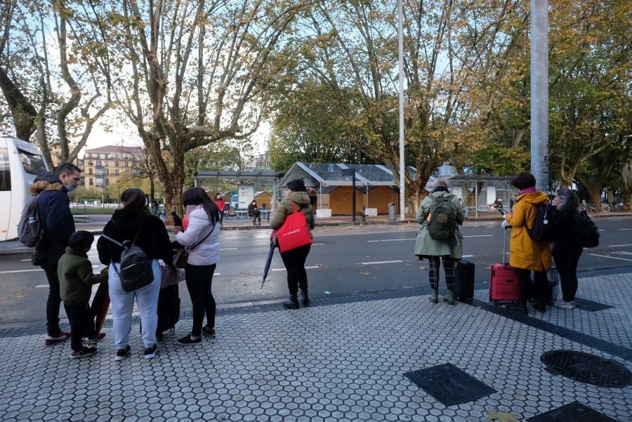 Fotos: Centenares de afectados por la suspensión de trenes entre Irun y Andoain