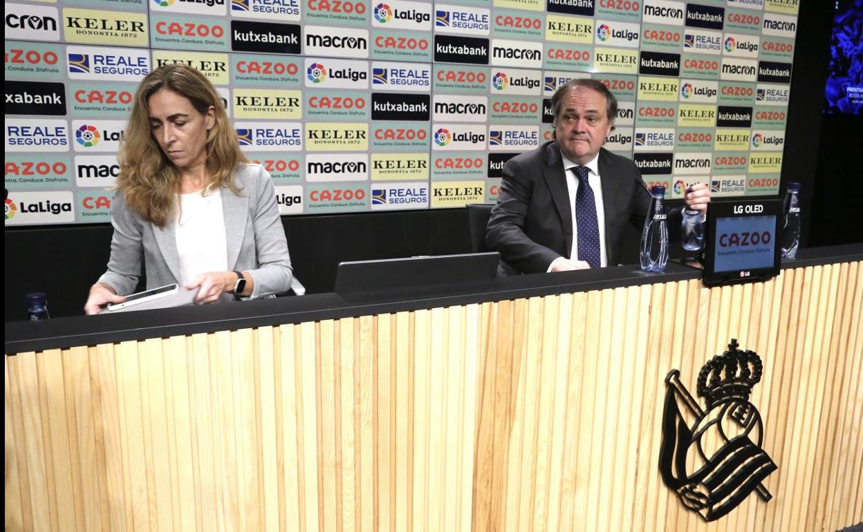 Nerea Aramburu y Jokin Aperribay avanzan los datos de la junta. 