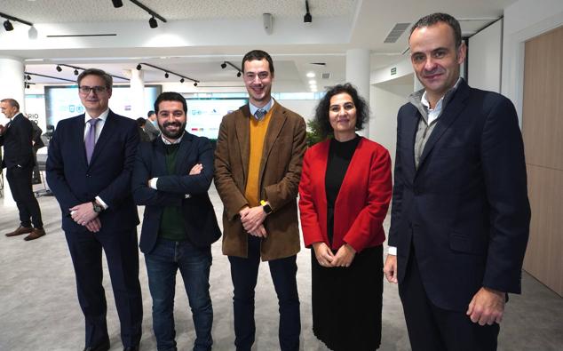 De derecha a izquierda David Sánchez, Amaia Arteche, Mikel Sánchez, Mikel Barrado y Luis Pedrosa, representantes institucionales de Tecnalia