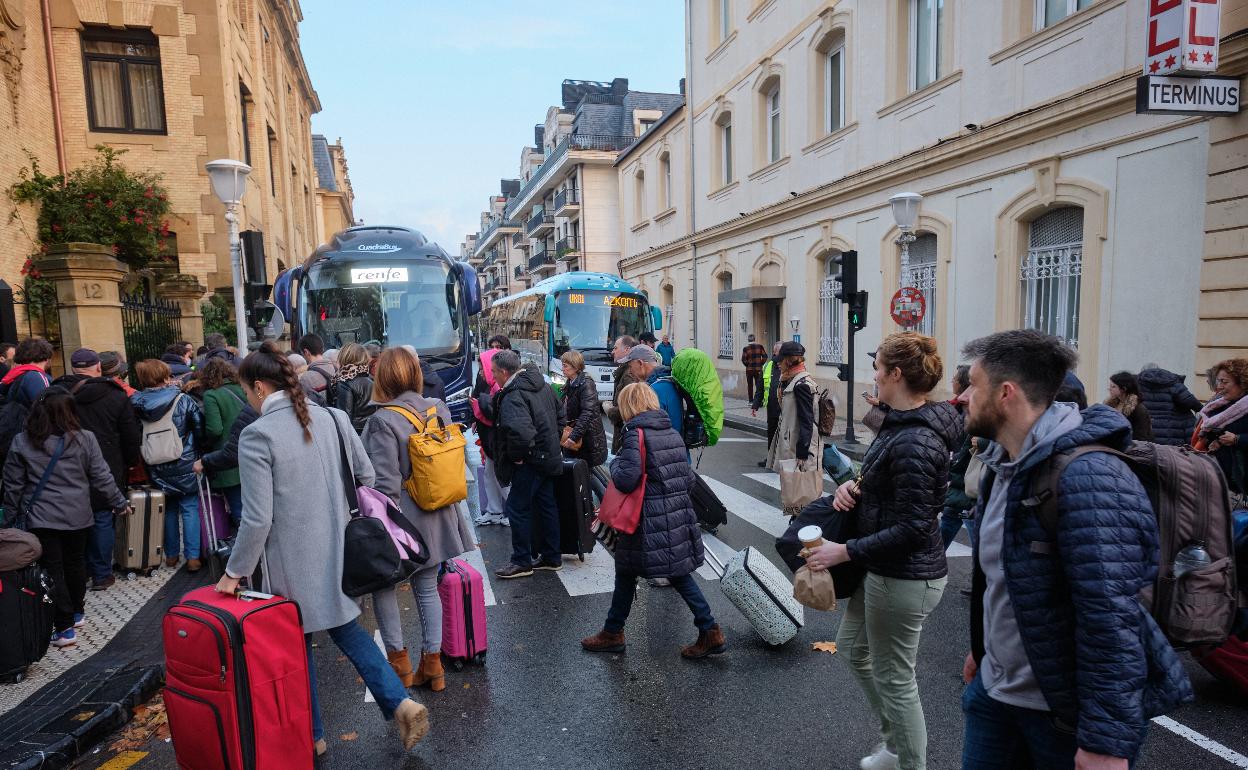 Lurraldebus aumenta un 75% sus usuarios entre las 7 y las 9 de la mañana por la falta de trenes