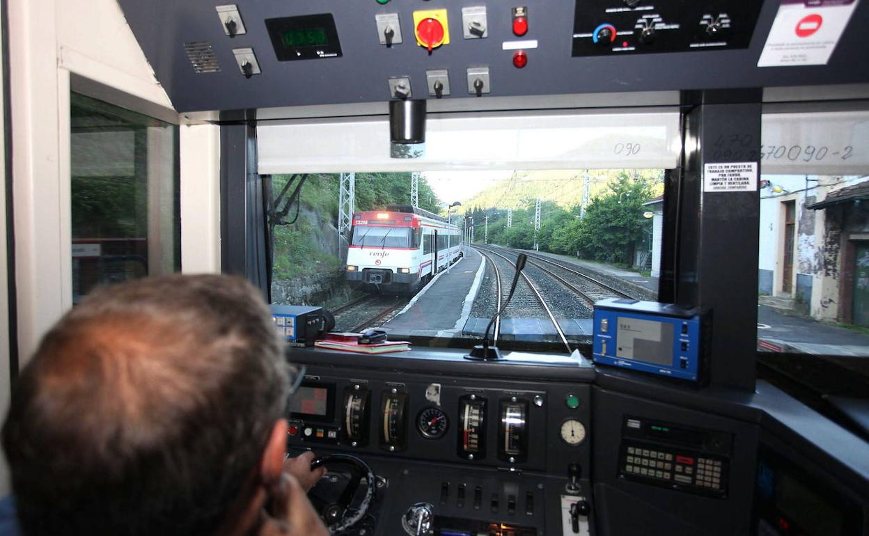 Un maquinista conduce un tren de cercanías. 