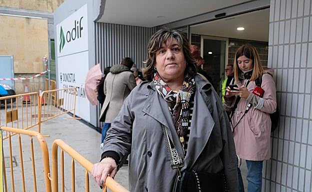 Virginia García no ha podido cambiar un billete para volver a su casa de Zaragoza porque las taquilla no estaba aún operativa.