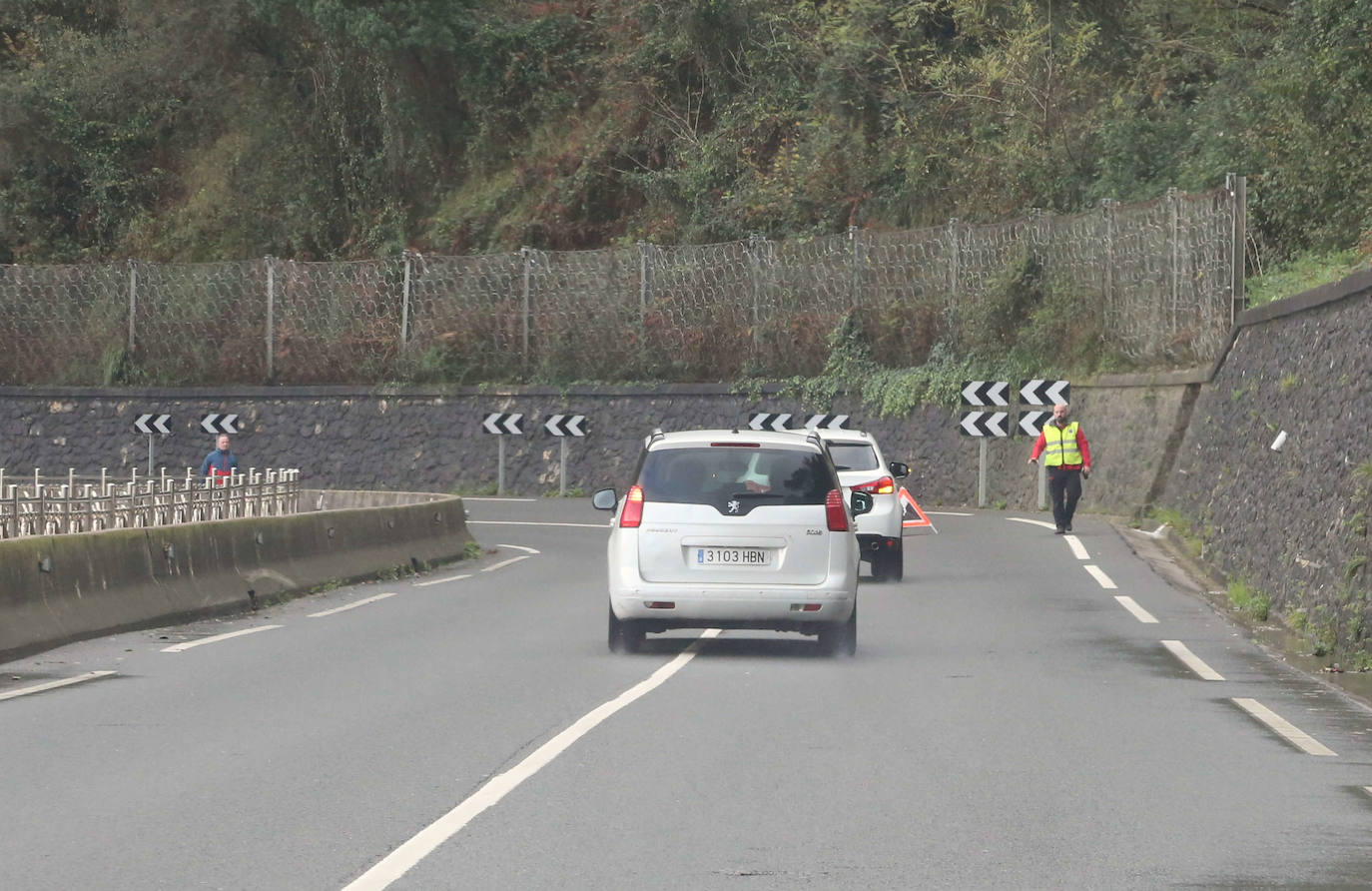 Fotos: Camión accidentado en Lasarte-Oria