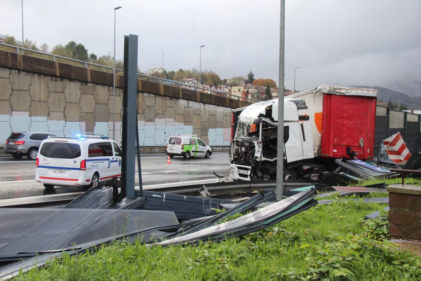Fotos: Camión accidentado en Lasarte-Oria
