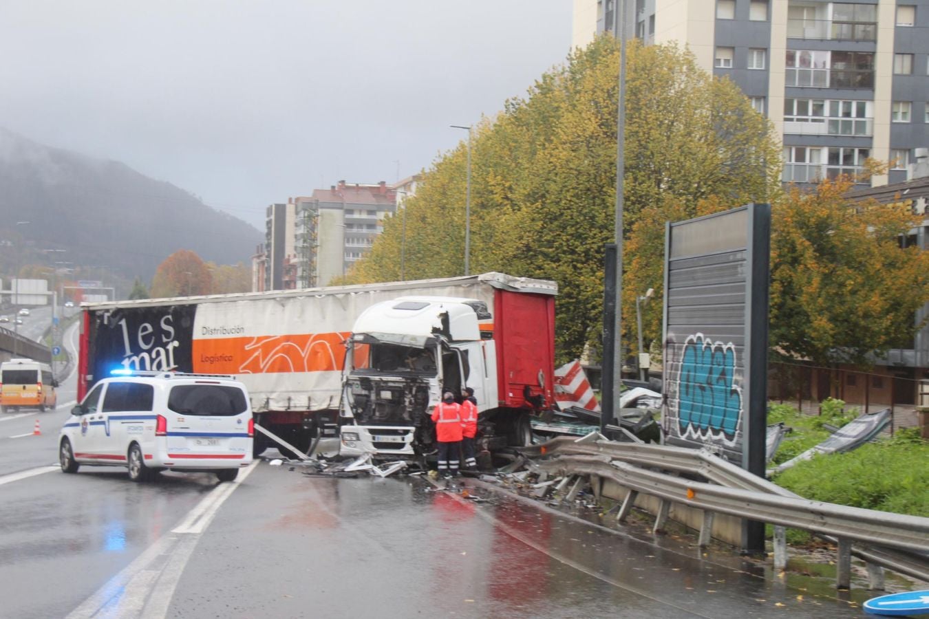Fotos: Camión accidentado en Lasarte-Oria