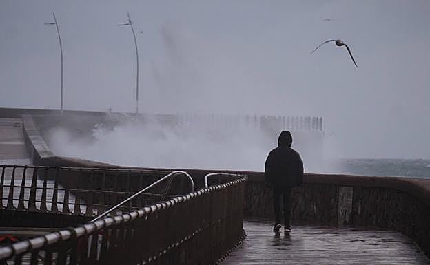 Imagen. Fuerte oleaje este martes en el Paseo Nuevo