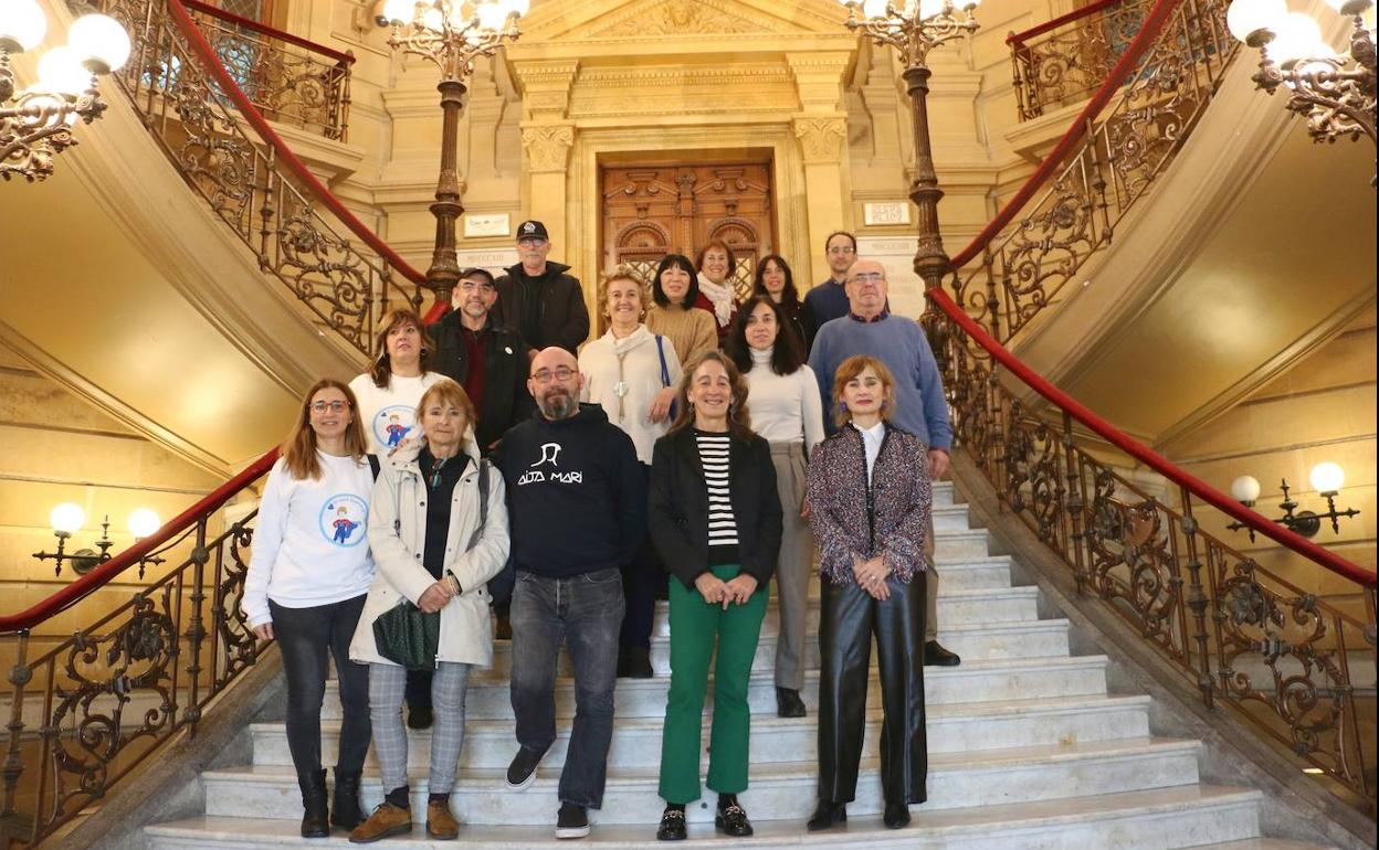 La concejala Marisol Garmendia con los representantes de las entidades participantes. 