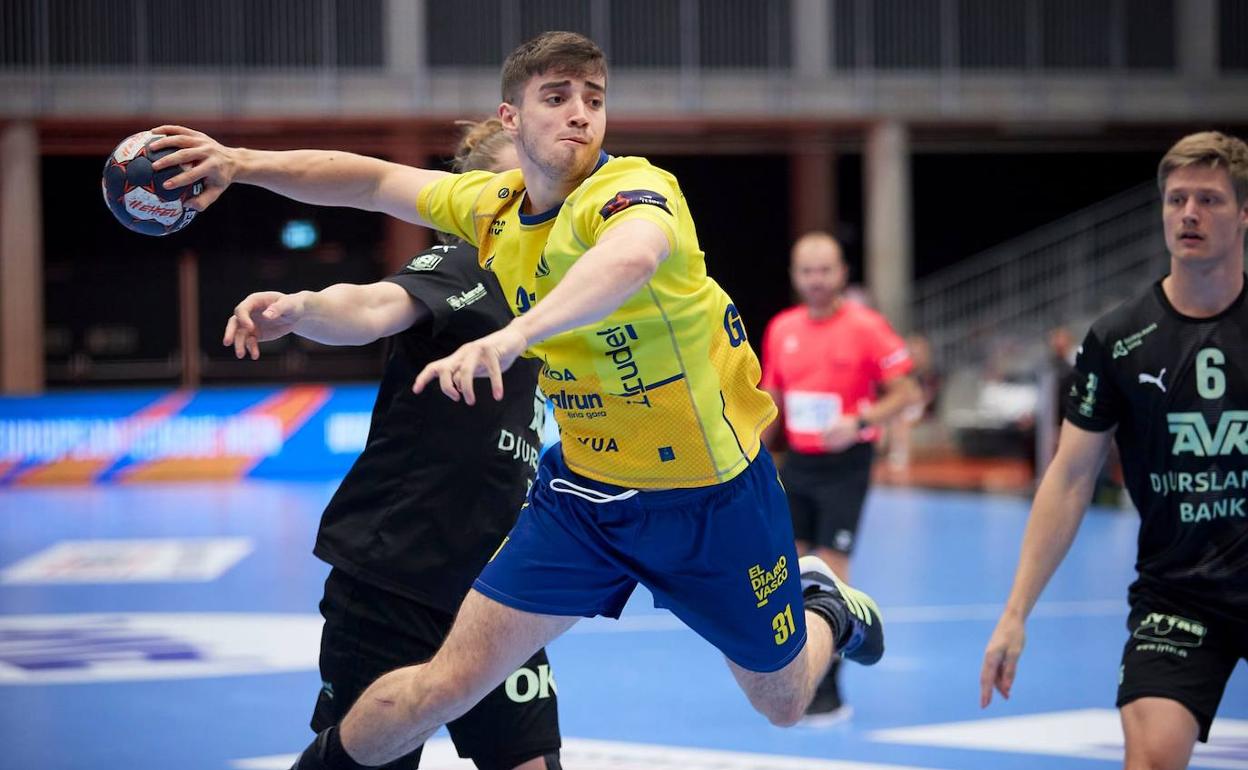 Gorka Nieto intenta un lanzamiento tras superar a su adversario. 